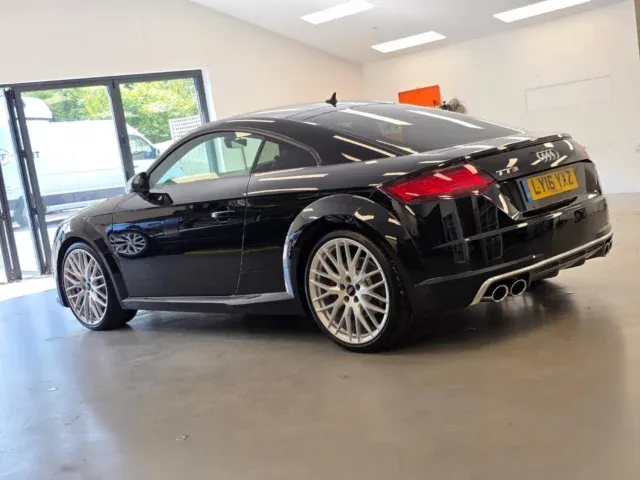 10 years old this one. I've known this car from new and the owners decided that it's not going anywhere and they'd like it to look new again.

Consider your wish granted ✅️

Mild paint correction topped off with ceramic coatings, all 4 wheels refurbished, interior and engine bay detailed.

Another job jobbed and happy customers all round 👌🏻